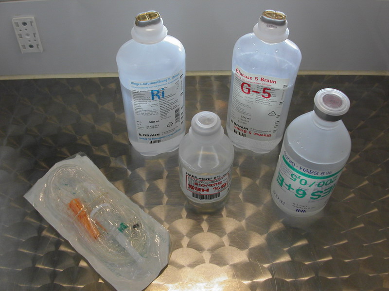 Verschiedene Infusionen mit Infusionsbesteck