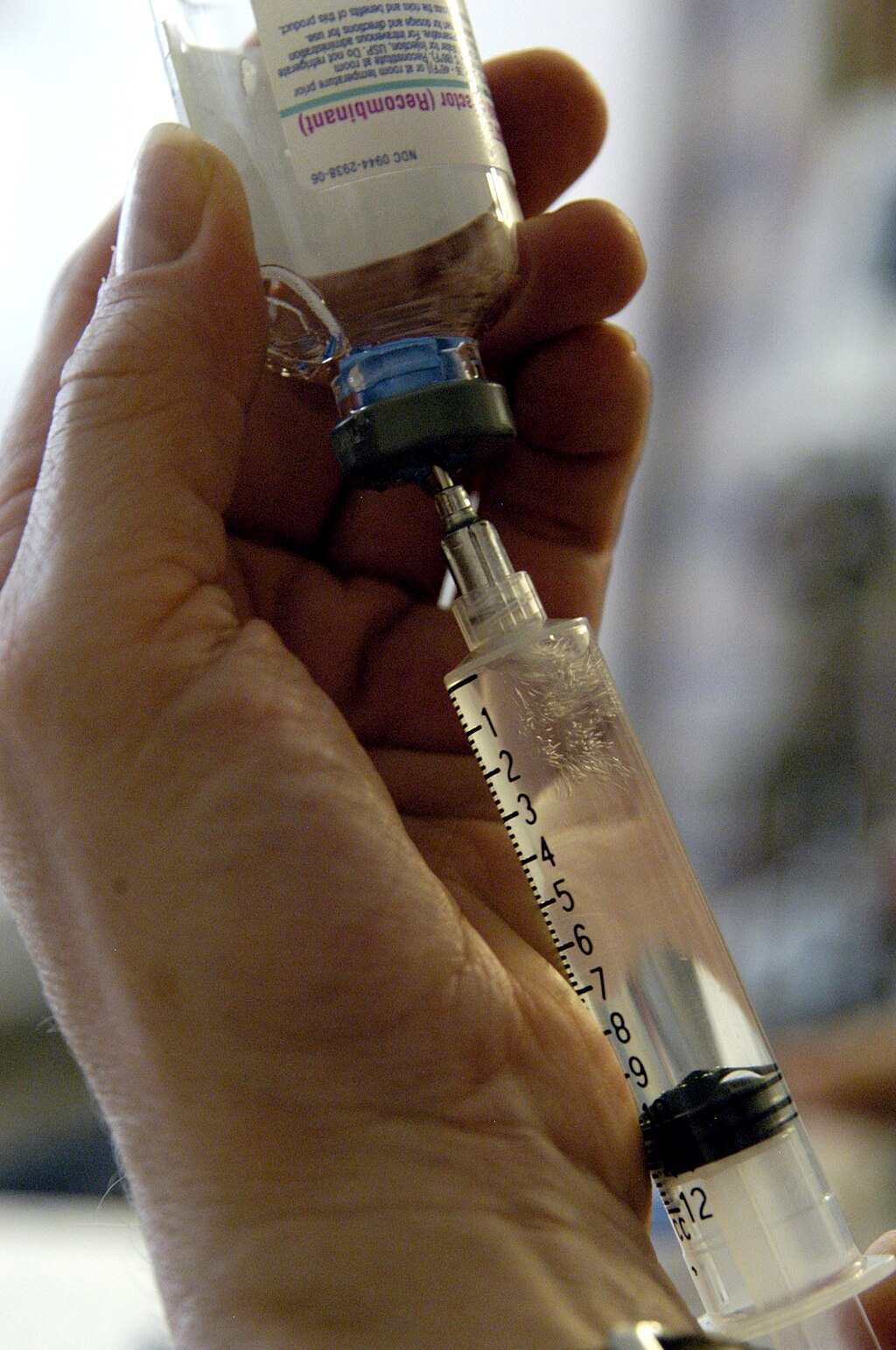 Aufziehen einer Injektion aus einer Stechampulle