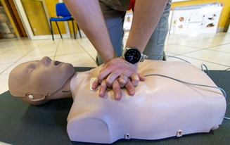 Herzdruckmassage bei einem Erwachsenen